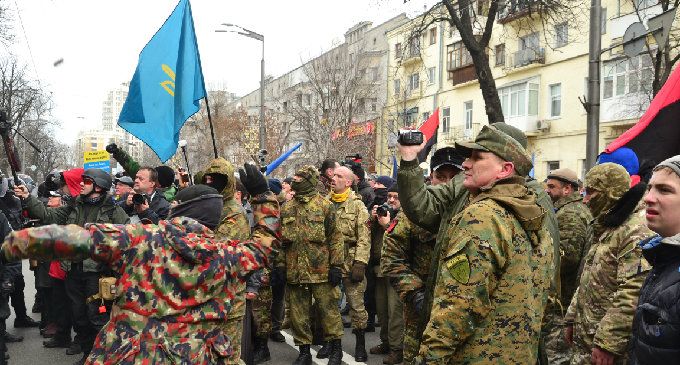 В Киеве идут погромы. «ПСы» захватили Отель "Козацкий" и заявили о начале нового Майдана. На улицы вышел вооруженный спецназ МВД В Киеве идут погромы. «ПСы» захватили Отель "Козацкий" и заявили о начале нового Майдана. На улицы вышел вооруженный спецназ МВД