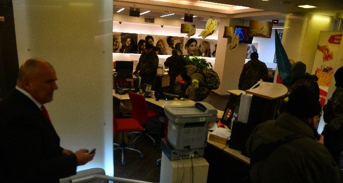 В Киеве идут погромы. «ПСы» захватили Отель "Козацкий" и заявили о начале нового Майдана. На улицы вышел вооруженный спецназ МВД В Киеве идут погромы. «ПСы» захватили Отель "Козацкий" и заявили о начале нового Майдана. На улицы вышел вооруженный спецназ МВД