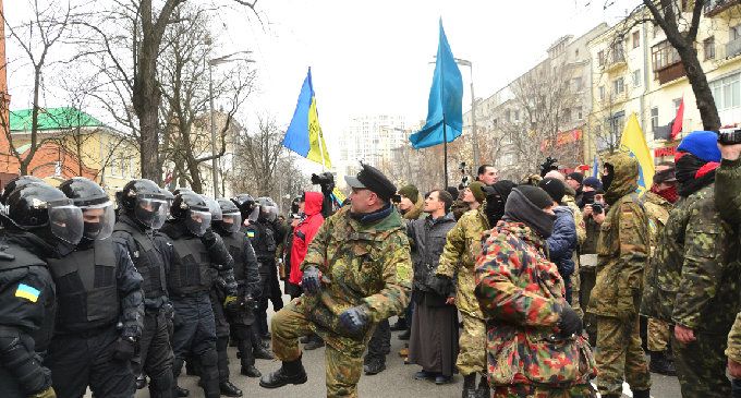 В Киеве идут погромы. «ПСы» захватили Отель "Козацкий" и заявили о начале нового Майдана. На улицы вышел вооруженный спецназ МВД В Киеве идут погромы. «ПСы» захватили Отель "Козацкий" и заявили о начале нового Майдана. На улицы вышел вооруженный спецназ МВД