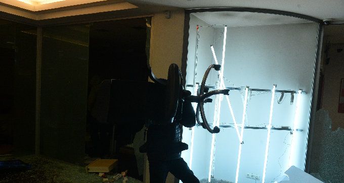 В Киеве идут погромы. «ПСы» захватили Отель "Козацкий" и заявили о начале нового Майдана. На улицы вышел вооруженный спецназ МВД В Киеве идут погромы. «ПСы» захватили Отель "Козацкий" и заявили о начале нового Майдана. На улицы вышел вооруженный спецназ МВД