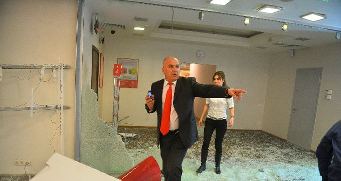 В Киеве идут погромы. «ПСы» захватили Отель "Козацкий" и заявили о начале нового Майдана. На улицы вышел вооруженный спецназ МВД В Киеве идут погромы. «ПСы» захватили Отель "Козацкий" и заявили о начале нового Майдана. На улицы вышел вооруженный спецназ МВД