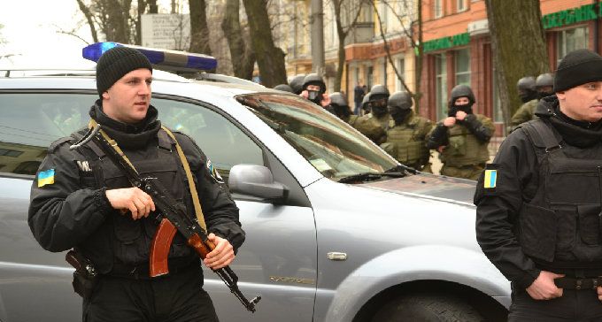 В Киеве идут погромы. «ПСы» захватили Отель "Козацкий" и заявили о начале нового Майдана. На улицы вышел вооруженный спецназ МВД В Киеве идут погромы. «ПСы» захватили Отель "Козацкий" и заявили о начале нового Майдана. На улицы вышел вооруженный спецназ МВД