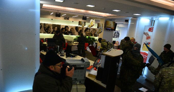 В Киеве идут погромы. «ПСы» захватили Отель "Козацкий" и заявили о начале нового Майдана. На улицы вышел вооруженный спецназ МВД В Киеве идут погромы. «ПСы» захватили Отель "Козацкий" и заявили о начале нового Майдана. На улицы вышел вооруженный спецназ МВД