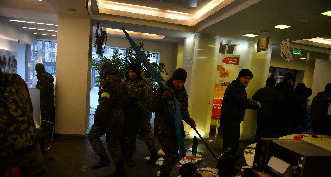 В Киеве идут погромы. «ПСы» захватили Отель "Козацкий" и заявили о начале нового Майдана. На улицы вышел вооруженный спецназ МВД В Киеве идут погромы. «ПСы» захватили Отель "Козацкий" и заявили о начале нового Майдана. На улицы вышел вооруженный спецназ МВД