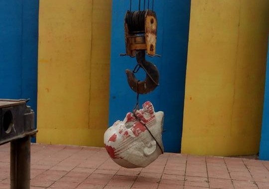 В Лисичанске весь день уничтожали 150-тонный памятник Ленину, а под конец отбили ему голову В Лисичанске весь день уничтожали 150-тонный памятник Ленину, а под конец отбили ему голову