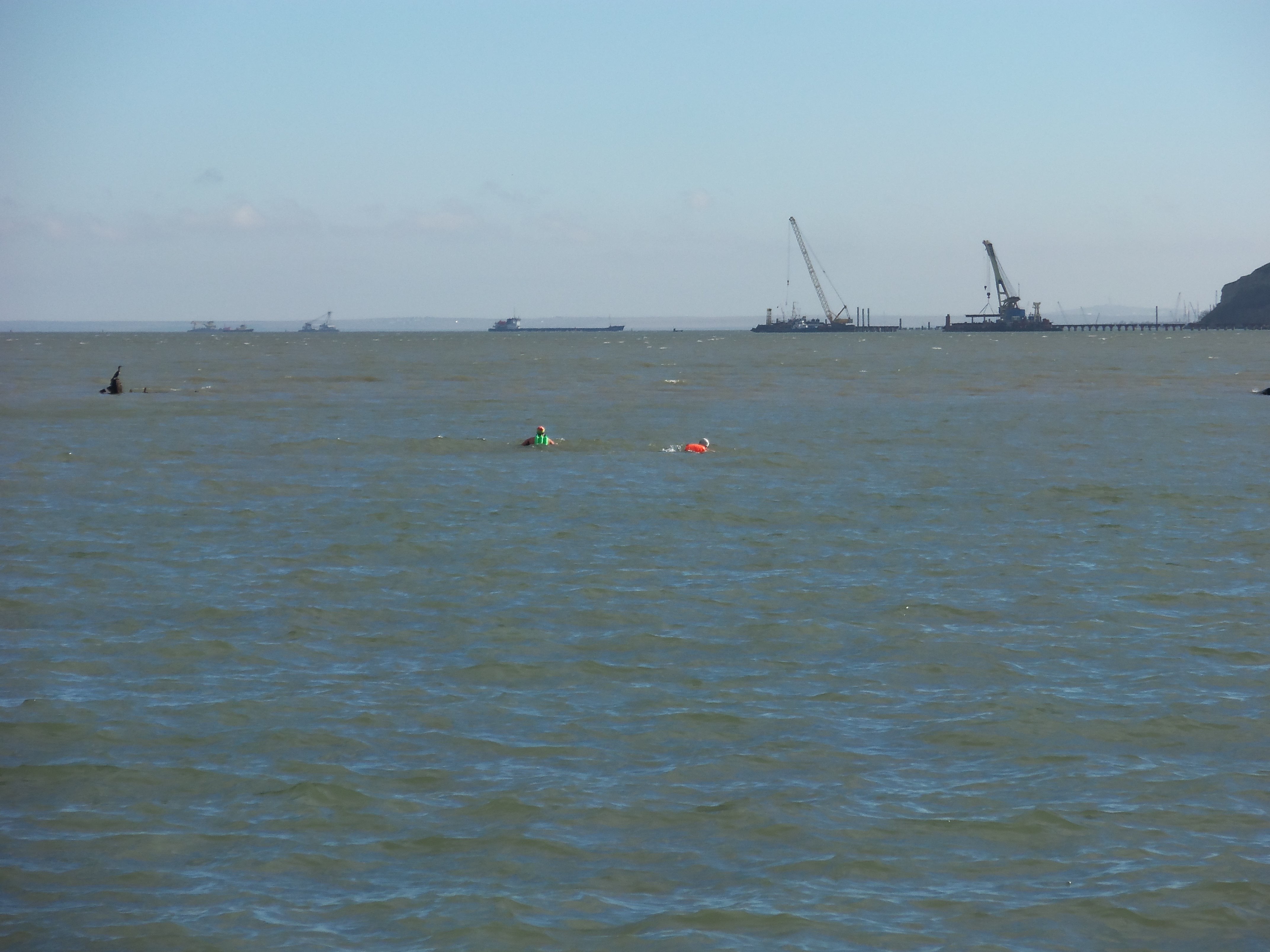 Капитаны клубов "Нордстрим" и "Заря Новороссии" провели в Керчи экстремальный заплыв