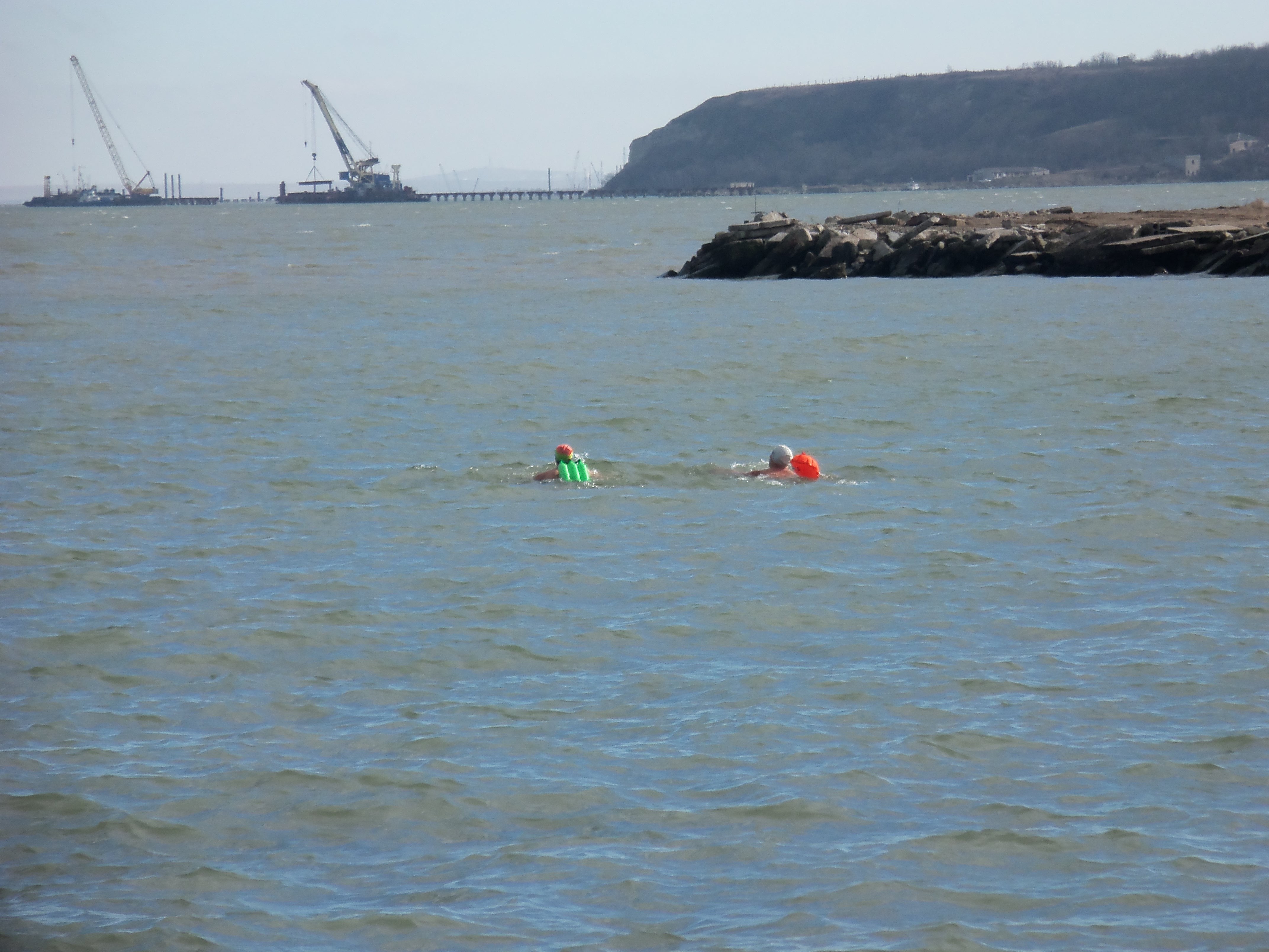 Капитаны клубов "Нордстрим" и "Заря Новороссии" провели в Керчи экстремальный заплыв