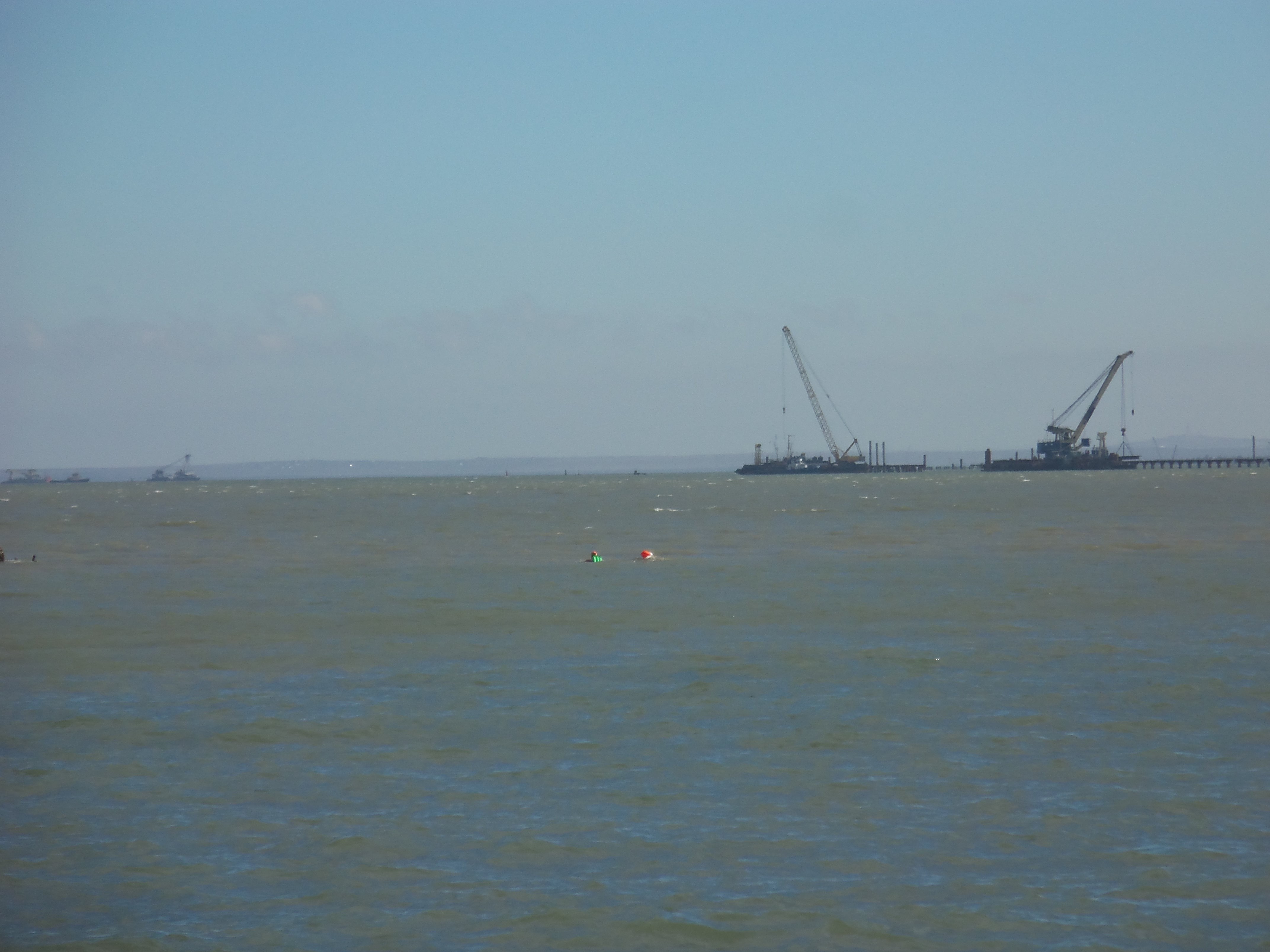 Капитаны клубов "Нордстрим" и "Заря Новороссии" провели в Керчи экстремальный заплыв