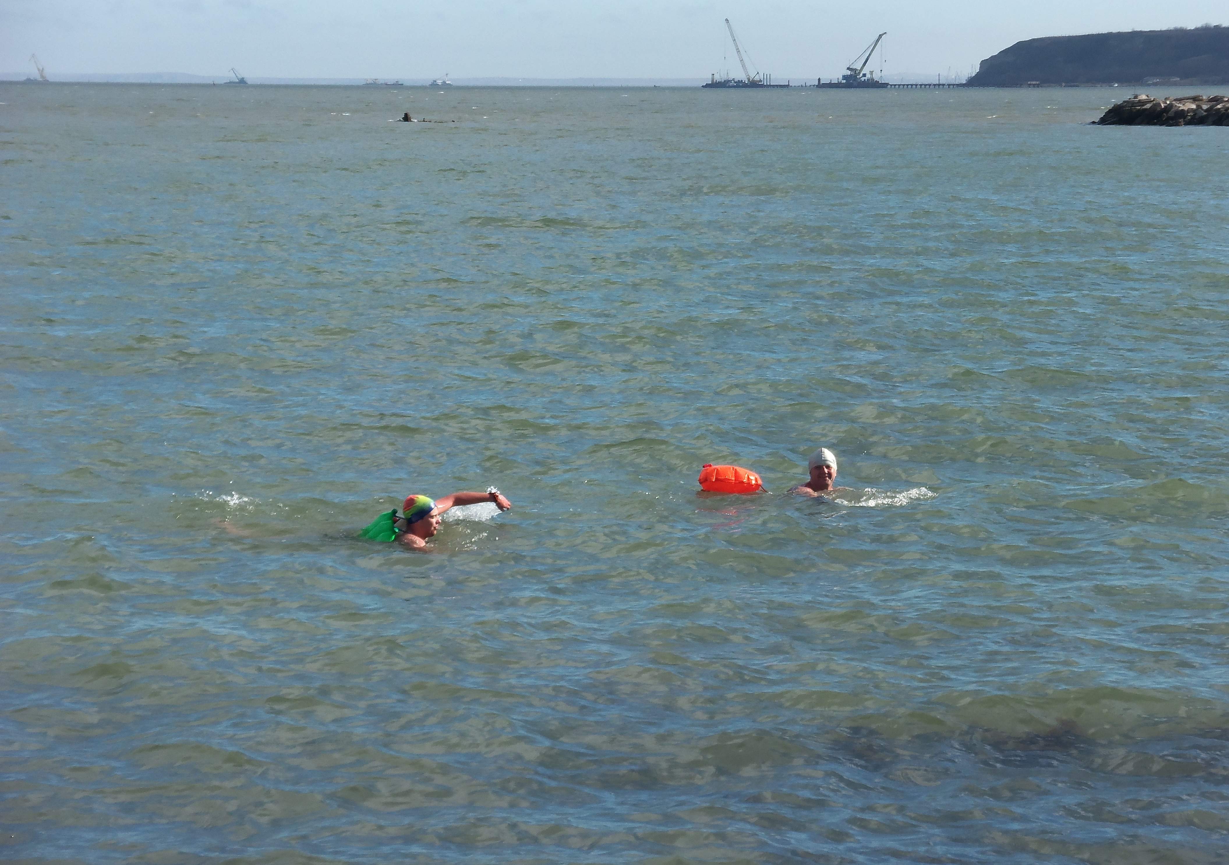 Капитаны клубов "Нордстрим" и "Заря Новороссии" провели в Керчи экстремальный заплыв