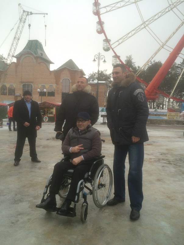 Кличко приехал в гости к Кернесу и покатал его на инвалидном кресле по Харькову Кличко приехал в гости к Кернесу и покатал его на инвалидном кресле по Харькову