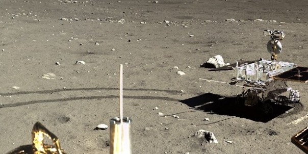 Китай опубликовал цветные фото с поверхности Луны Китай опубликовал цветные фото с поверхности Луны