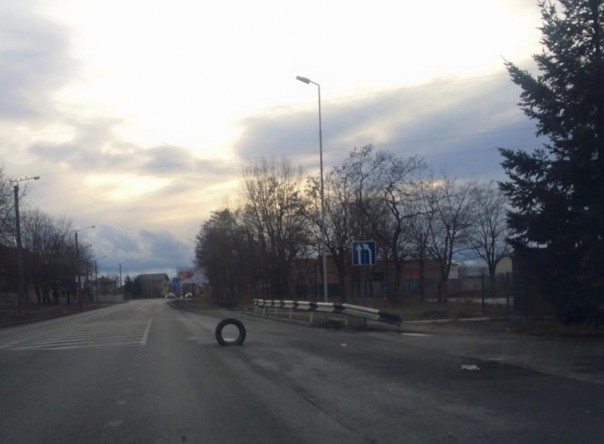 Жители Ивано-Франковска возмущены шинами, которые стоят вместо крышек канализационных люков Жители Ивано-Франковска возмущены шинами, которые стоят вместо крышек канализационных люков