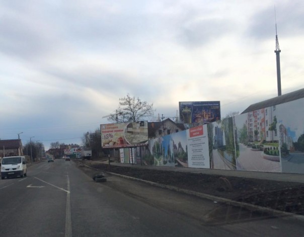 Жители Ивано-Франковска возмущены шинами, которые стоят вместо крышек канализационных люков Жители Ивано-Франковска возмущены шинами, которые стоят вместо крышек канализационных люков