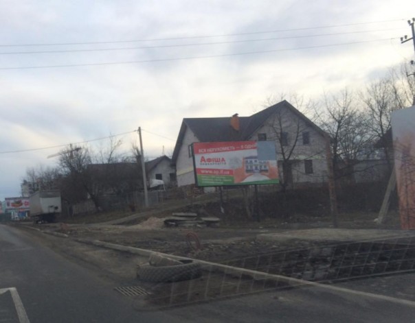 Жители Ивано-Франковска возмущены шинами, которые стоят вместо крышек канализационных люков Жители Ивано-Франковска возмущены шинами, которые стоят вместо крышек канализационных люков