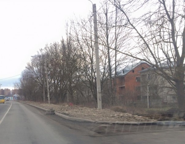 Жители Ивано-Франковска возмущены шинами, которые стоят вместо крышек канализационных люков Жители Ивано-Франковска возмущены шинами, которые стоят вместо крышек канализационных люков