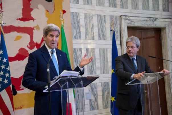 Пресс-конференция Керри и главы МИД Италии обернулась скандалом и потасовкой Пресс-конференция Керри и главы МИД Италии обернулась скандалом и потасовкой