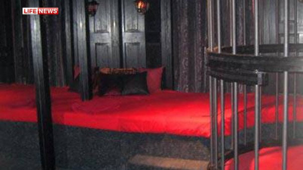 Беженцы выселили свингеров из популярного секс-клуба Австрии Беженцы выселили свингеров из популярного секс-клуба Австрии