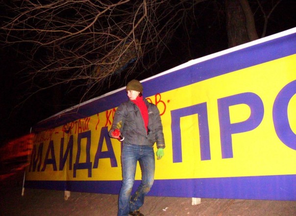 Вооружившись баллончиками с краской Татьяна Чорновол напала на "Тарифный Майдан" Вооружившись баллончиками с краской Татьяна Чорновол напала на "Тарифный Майдан"