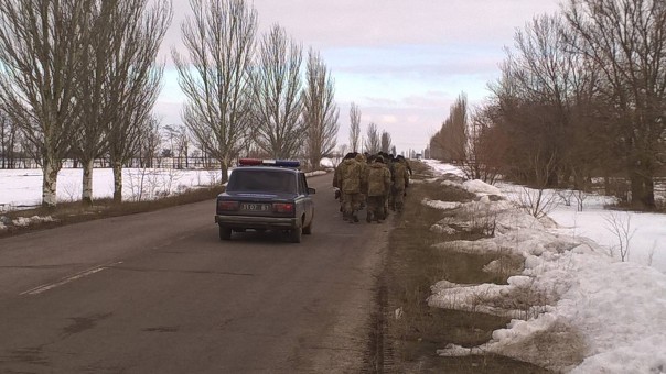 Грязные и голодные укровоины идут пешком с полигона на "штурм" военной прокуратуры г. Николаева Грязные и голодные укровоины идут пешком с полигона на "штурм" военной прокуратуры г. Николаева