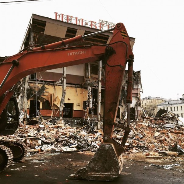 За бескровными синими мальчиками и куриными шкурками пошли девушки из чебуречной За бескровными синими мальчиками и куриными шкурками пошли девушки из чебуречной
