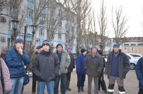 В Мариуполе протестует судоремонтный завод: работникам не выплачивают зарплату В Мариуполе протестует судоремонтный завод: работникам не выплачивают зарплату