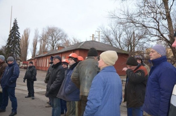 В Мариуполе протестует судоремонтный завод: работникам не выплачивают зарплату В Мариуполе протестует судоремонтный завод: работникам не выплачивают зарплату