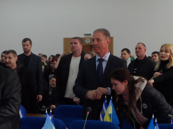 Скандал в Херсоне: активистка закидала депутата свиными ушами и облила краской Скандал в Херсоне: активистка закидала депутата свиными ушами и облила краской