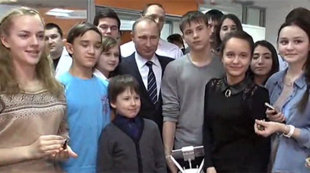 Владимиру Путину в Татарстане показали кибертаракана Владимиру Путину в Татарстане показали кибертаракана