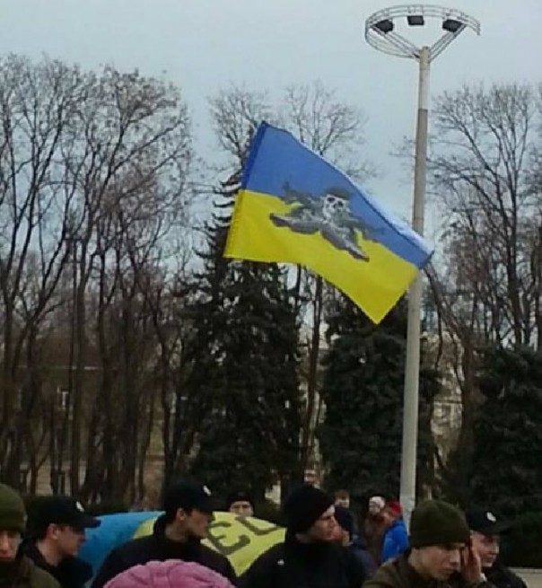 Фекальное шествие нацистов "Азова" под свастиками в центре Одессы охраняла полиция 