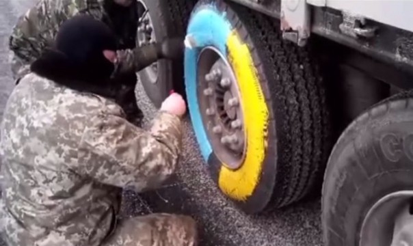 На Украине в водителей фур из РФ летят кирпичи и оскорбления На Украине в водителей фур из РФ летят кирпичи и оскорбления