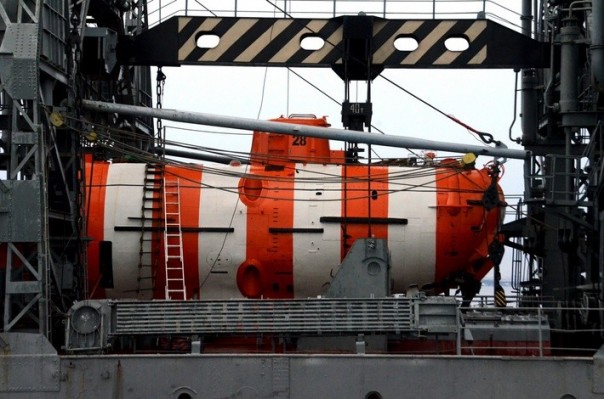 В Черном море прошли учения. Старейшее судно ВМФ и новейшая подлодка.