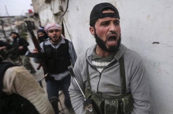 Две тысячи вооруженных бойцов пересекли сирийско-турецкую границу Две тысячи вооруженных бойцов пересекли сирийско-турецкую границу