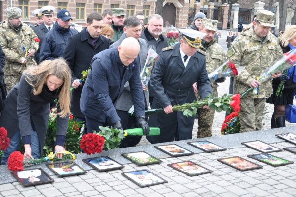 Майданщики в Одессе устроили мордобой из-за выступления на русском языке, а мэр Одессы отметил салютом вторую годовщину начала гражданской войны Майданщики в Одессе устроили мордобой из-за выступления на русском языке, а мэр Одессы отметил салютом вторую годовщину начала гражданской войны