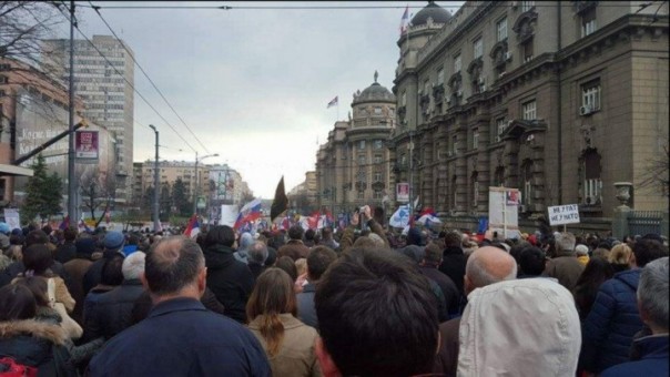 Тысячи сербов вышли сегодня в Белграде на массовый митинг против НАТО с флагами России Тысячи сербов вышли сегодня в Белграде на массовый митинг против НАТО с флагами России