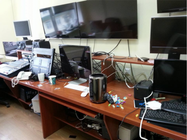 В Киеве разгромили офис украинского «17 канала» В Киеве разгромили офис украинского «17 канала»