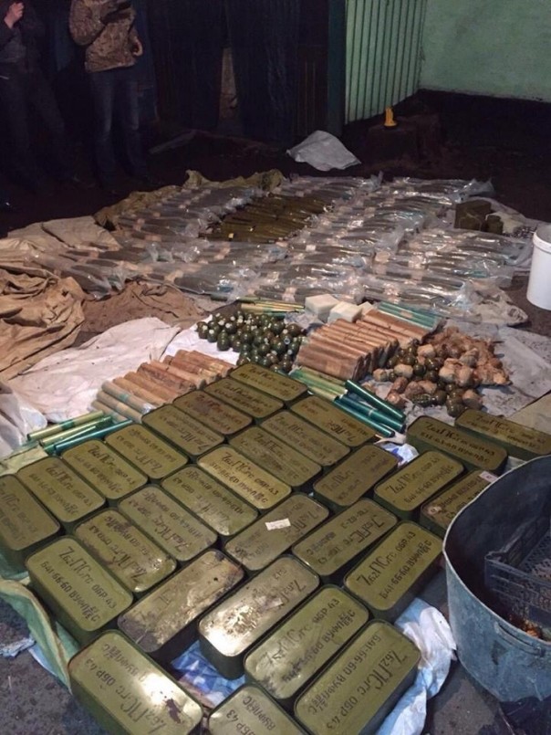 СБУ под Киевом обнаружила огромный арсенал боеприпасов СБУ под Киевом обнаружила огромный арсенал боеприпасов