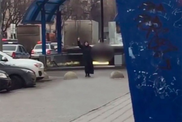 У метро в Москве задержана няня с отрезанной детской головой У метро в Москве задержана няня с отрезанной детской головой