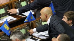 Украинский политолог предложил «штрафовать депутатские задницы» за прогулы