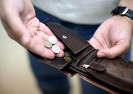 В 2016 году зарплаты россиян продолжили сокращаться: «На смену рублям придут суррогатные деньги»