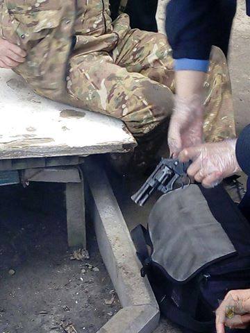 Урок «достоинства»: в Харькове мужчина в камуфляже поставил школьников на колени и открыл огонь из пистолета Урок «достоинства»: в Харькове мужчина в камуфляже поставил школьников на колени и открыл огонь из пистолета