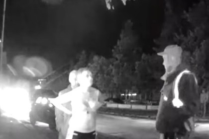 Раздевшуюся перед полицией сотрудницу украинской налоговой уволили Раздевшуюся перед полицией сотрудницу украинской налоговой уволили