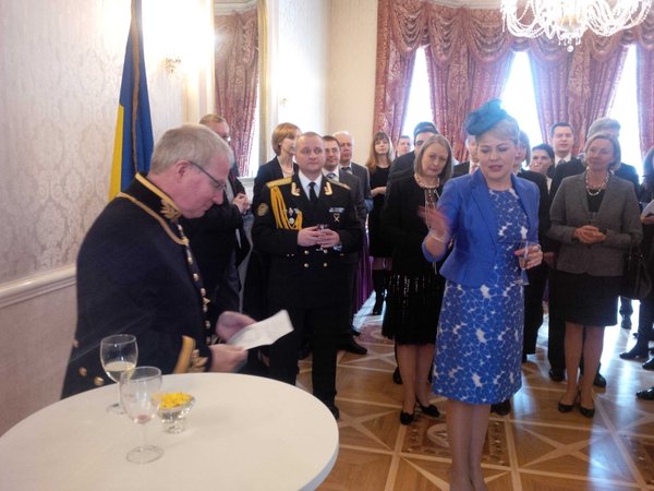 Село и люди! Сеть «порвало» фото посла Украины на приёме английской королевы