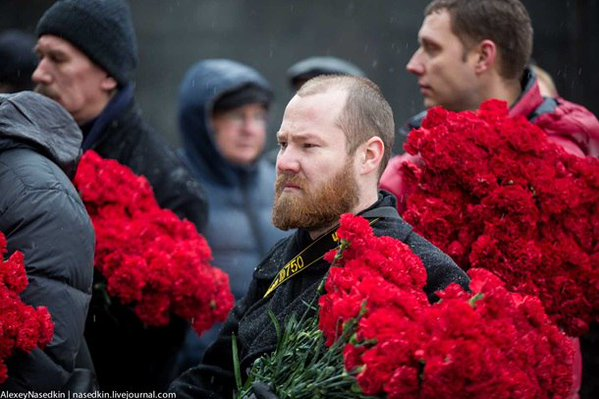 Новости либерального ТВ и две гвоздики товарищу Сталину Новости либерального ТВ и две гвоздики товарищу Сталину