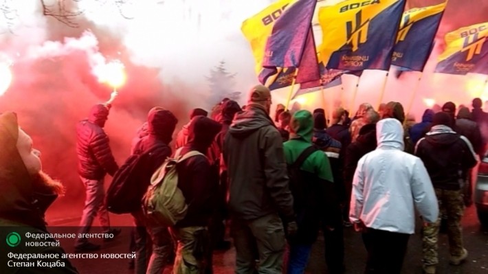 Львовские нацисты устроили факельное шествие в честь Романа Шухевича Львовские нацисты устроили факельное шествие в честь Романа Шухевича