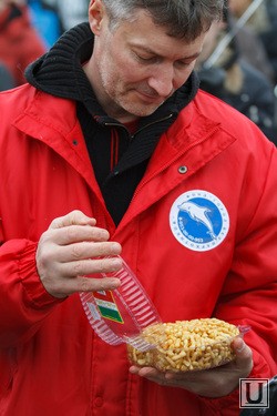 Мэр Екатеринбурга Ройзман возглавил «украинский» пикет и получил татарский торт Мэр Екатеринбурга Ройзман возглавил «украинский» пикет и получил татарский торт