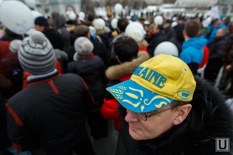 Мэр Екатеринбурга Ройзман возглавил «украинский» пикет и получил татарский торт Мэр Екатеринбурга Ройзман возглавил «украинский» пикет и получил татарский торт