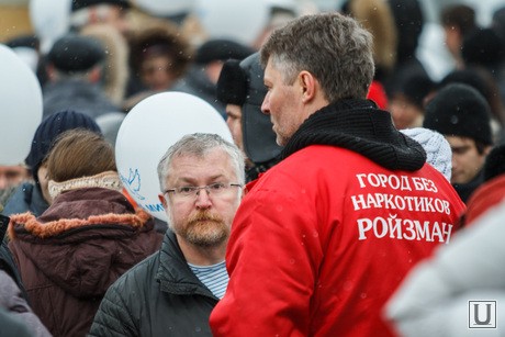 Мэр Екатеринбурга Ройзман возглавил «украинский» пикет и получил татарский торт Мэр Екатеринбурга Ройзман возглавил «украинский» пикет и получил татарский торт