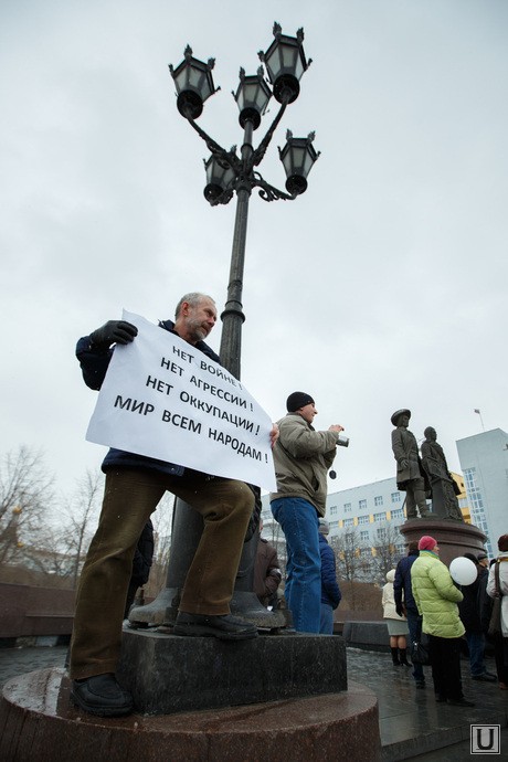 Мэр Екатеринбурга Ройзман возглавил «украинский» пикет и получил татарский торт Мэр Екатеринбурга Ройзман возглавил «украинский» пикет и получил татарский торт