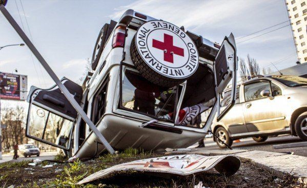 Машина «Международного Красного Креста» попала в ДТП в Донецке Машина «Международного Красного Креста» попала в ДТП в Донецке