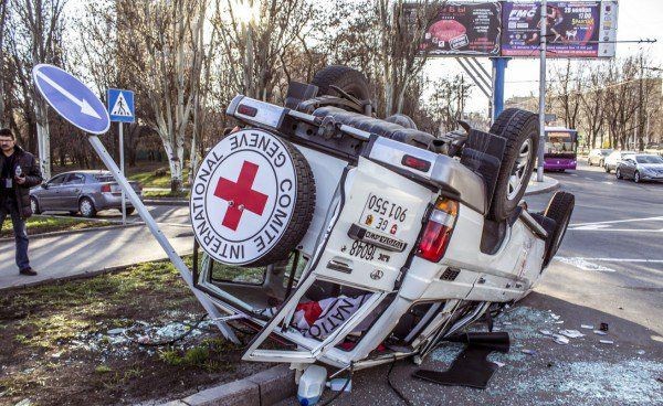 Машина «Международного Красного Креста» попала в ДТП в Донецке Машина «Международного Красного Креста» попала в ДТП в Донецке